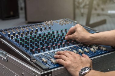 Closeup el ayar ses mikseri