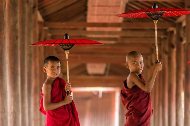 Pagoda iki Budist acemi g