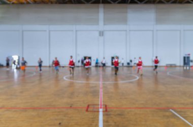 Basketbol sahası içinde çalıştırmak sporcular