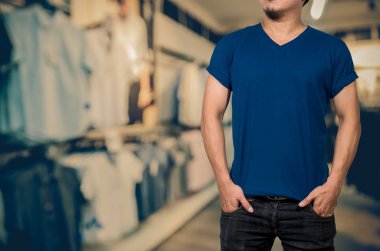 boş t-shirt giyen adam 