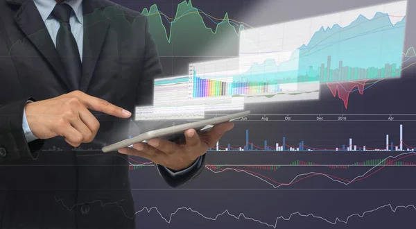 Affärsman som använder tabletten visas diagrammet handel — Stockfoto