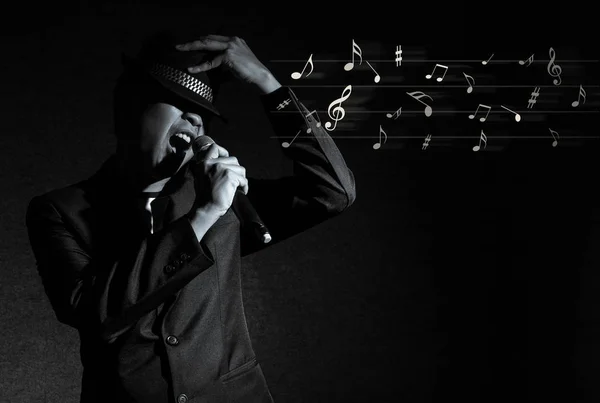 Şarkıcı el mikrofon tutarak — Stok fotoğraf