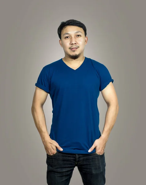 Homem vestindo camiseta em branco — Fotografia de Stock