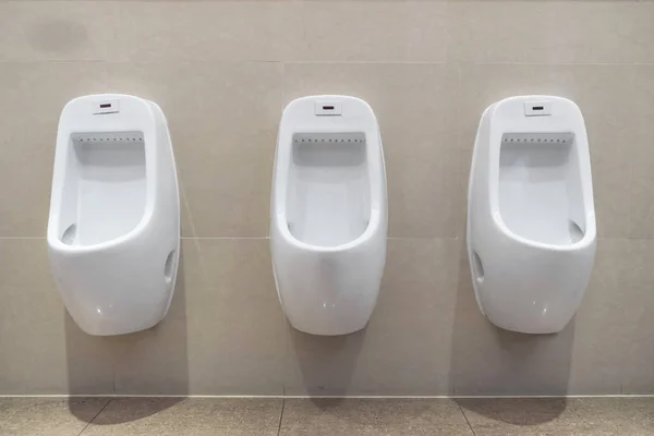 Fila de urinol no banheiro masculino — Fotografia de Stock