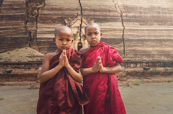 Buddhisten beten bei Mingun pahtodawgyi — Stockfoto