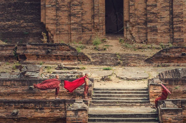 Budistas novatos em Mingun Pahtodawgyi — Fotografia de Stock