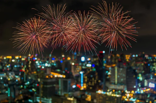 Fogos de artifício multicoloridos com paisagem urbana — Fotografia de Stock