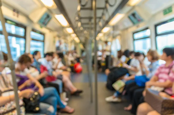 Passagiere, die das Smartphone nutzen — Stockfoto
