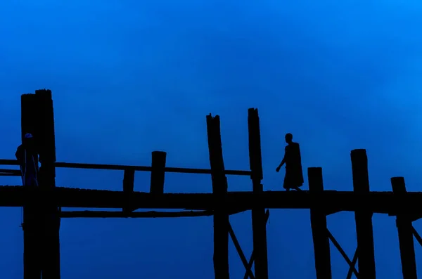 Monk on the U-Bein Bridge — Stock Photo, Image