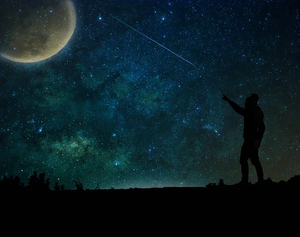 Hombre señalando a la luna — Foto de Stock