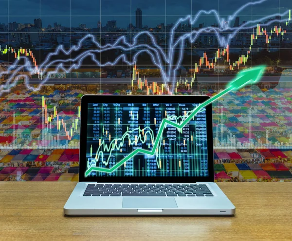 Handelsdiagramm über dem Bildschirm des Computers l — Stockfoto