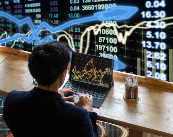 Zakenman zitten en het gebruik van de computer — Stockfoto