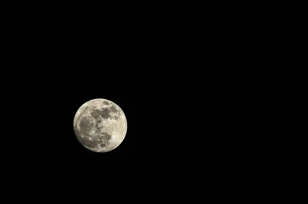 Luna llena estupenda en el fondo — Foto de Stock