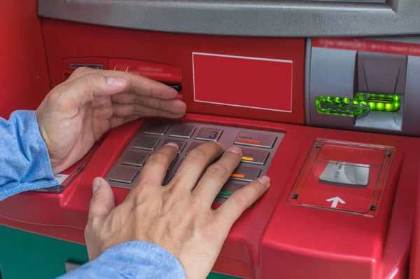 Atm Epp klavye tuşuna basarak eller — Stok fotoğraf