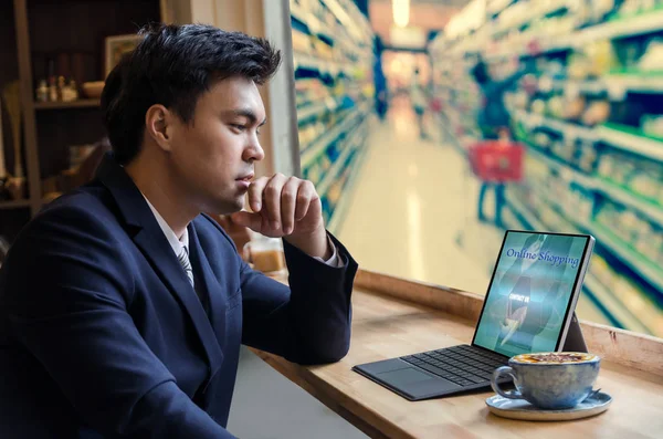 Empresario sentado y usando computadora — Foto de Stock