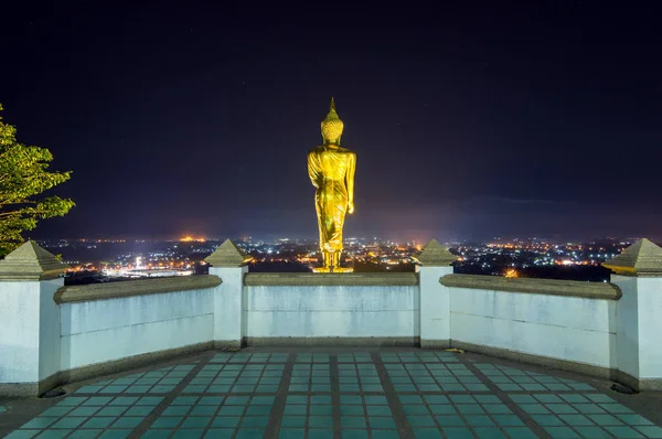 Boeddha staande op een berg op twilight moment — Stockfoto