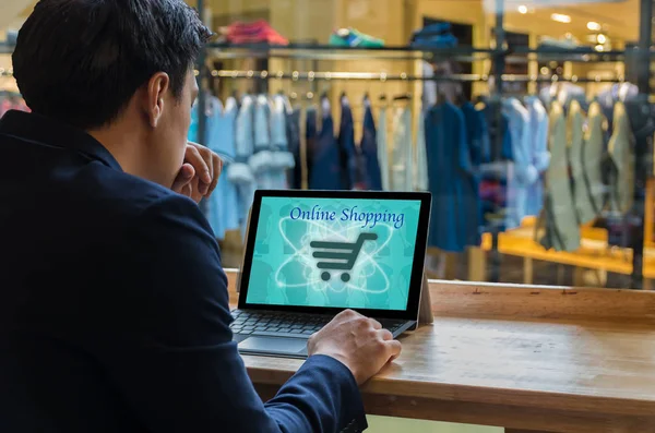 Affärsman sitter och använder dator laptop — Stockfoto