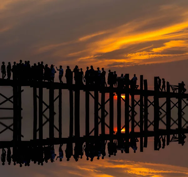 U Bein の橋の上の人々 — ストック写真