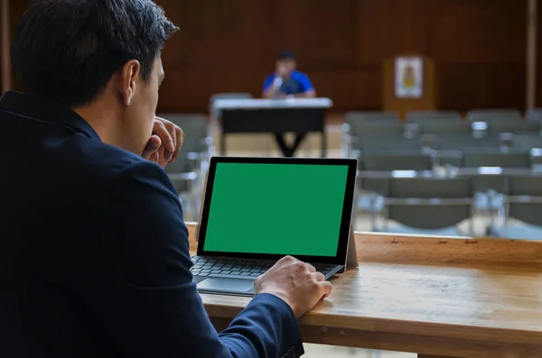 Бізнесмен сидить і використовує комп'ютер — стокове фото