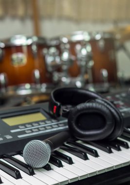 müzik klavye üzerinde mikrofon 