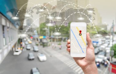 Bir akıllı telefon tutarak el