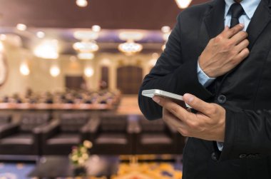 akıllı telefon kullanan iş adamı 