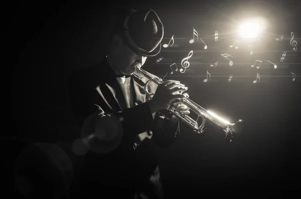 Muzikant die trompet speelt — Stockfoto