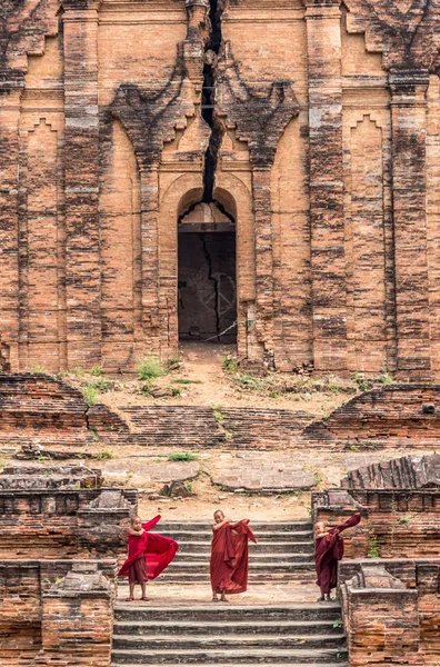 Monks  Climbing up  Pagoda — Stock Photo, Image