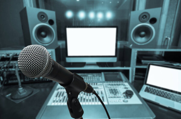 Микрофон над размытой фотографией
