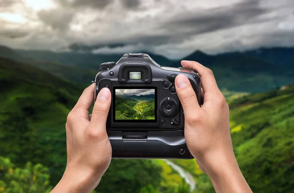 Hands holding the camera — Stock Photo, Image