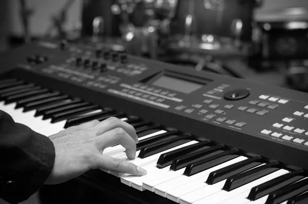 Closeup hands playing the keyboard — Stock Photo, Image