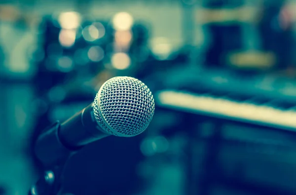 Close-up de microfone no fundo músico — Fotografia de Stock