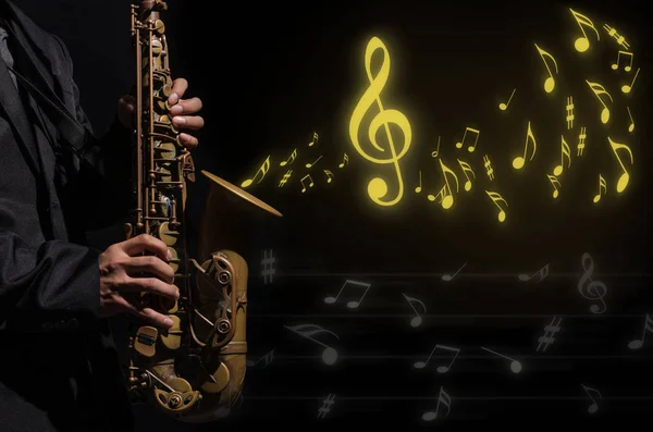 Крупный план саксофона в действии игрока — стоковое фото