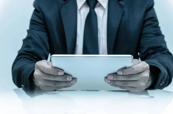 Closeup zakenman met een tablet — Stockfoto