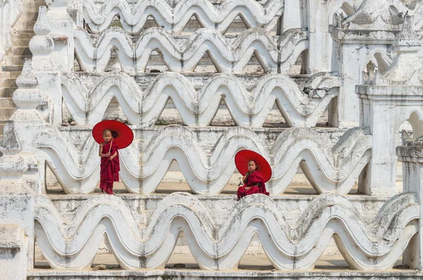 Two young monks — Stock Photo, Image