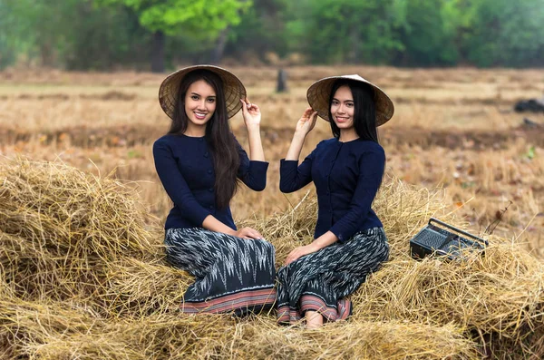Vidéki nők a füves területen — Stock Fotó