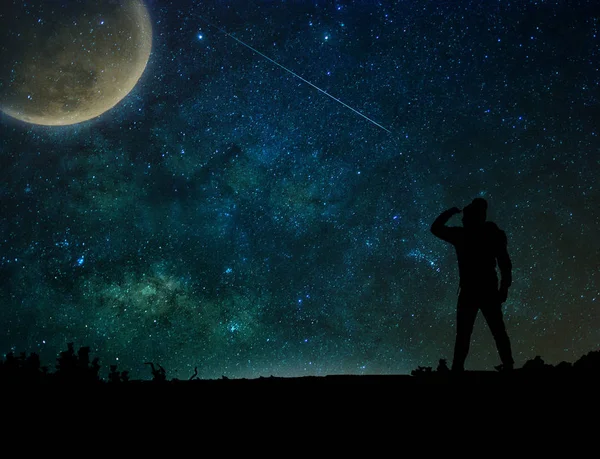 Silhouette di un uomo che guarda alla luna — Foto Stock