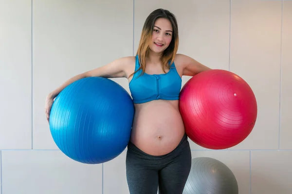 Pregnant female doing exercise — Stock Photo, Image