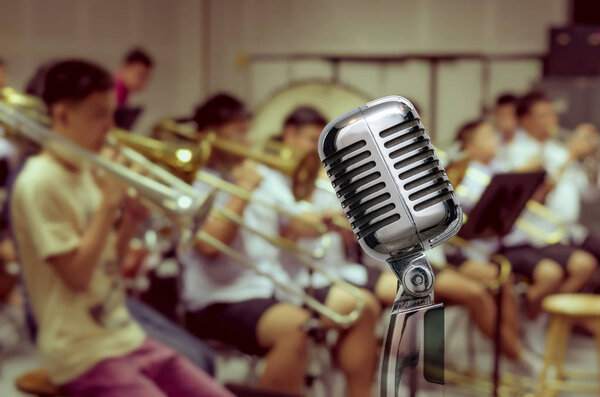 размытое фото классической музыкальной группы
