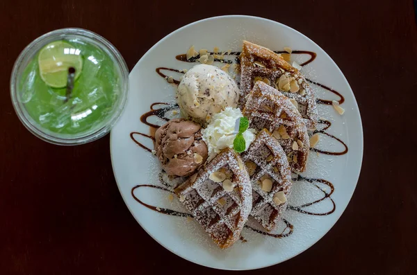 Vista superior de Waffles con helado — Foto de Stock