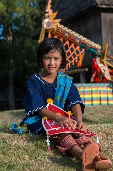 Undefiend traditionele mooi meisje — Stockfoto