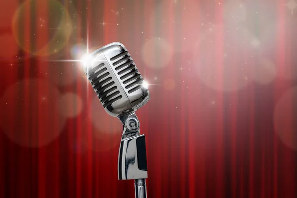 Retro mikrofon přes červený závěs — Stock fotografie