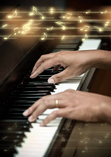 Mãos a tocar piano — Fotografia de Stock