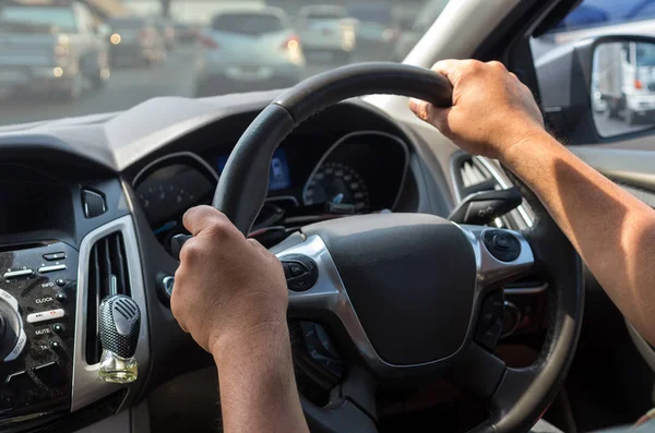 Nahaufnahme Hände am Steuer eines Autos — Stockfoto