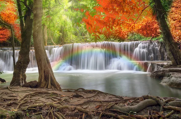 Vackra vattenfall med regnbåge — Stockfoto