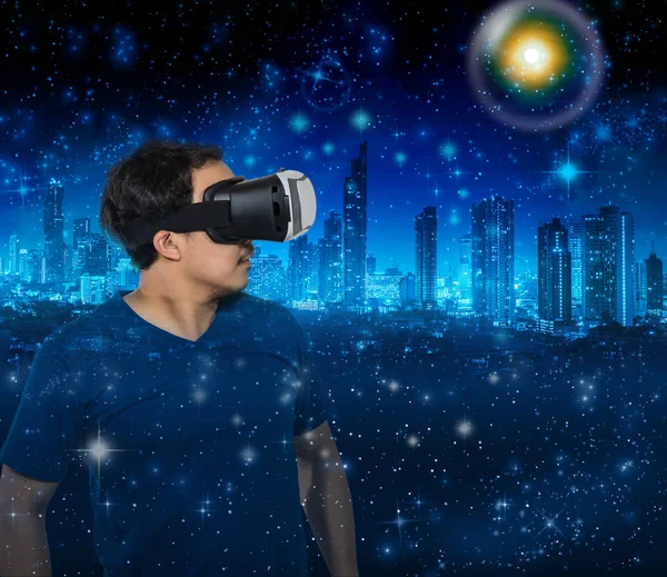 Asiatique homme portant la réalité virtuelle — Photo