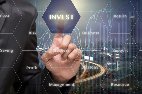 Biznesmen, dotykając ikony Invest — Zdjęcie stockowe