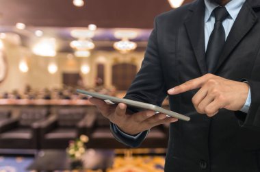 Tablet bilgisayar kullanarak iş adamı