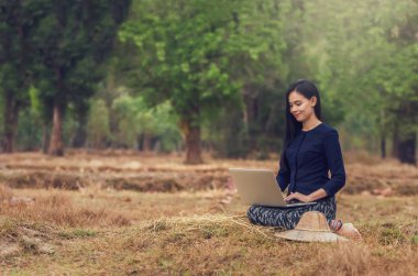 Bilgisayar kullanan Asyalı kadın 