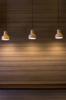 Ahşap duvardan aydınlatma 